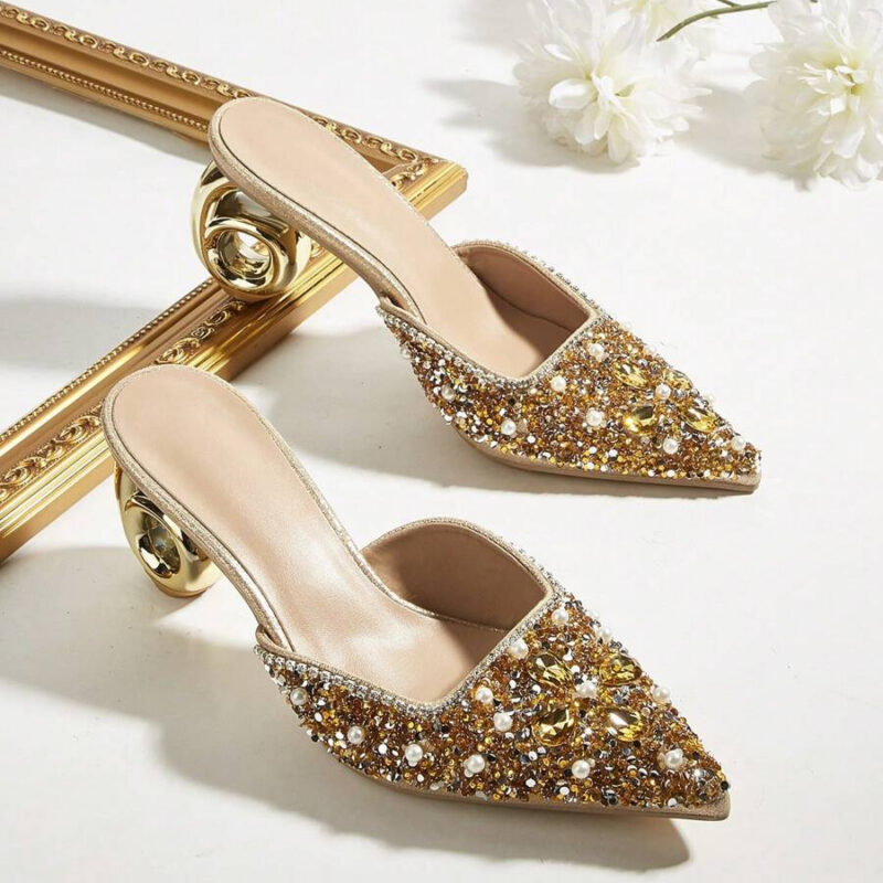 Tacones altos de mujer con puntera puntiaguda y hebilla metálica...